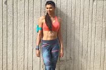 Cơ bụng gợi cảm đáng ngưỡng mộ của nữ golf thủ người Ấn Độ