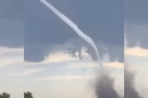 Video: Vòi rồng siêu dài uốn lượn trên bầu trời Canada