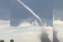 Video: Vòi rồng siêu dài uốn lượn trên bầu trời Canada