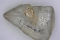 Đang đào hầm, bỗng vớ bẫm kim cương lồng trong kim cương siêu hiếm