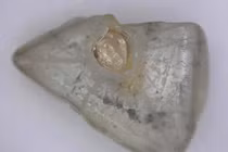 Đang đào hầm, bỗng vớ bẫm kim cương lồng trong kim cương siêu hiếm