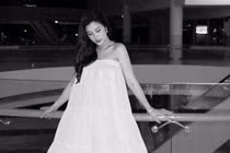 Đông nhi bầu bí vẫn diện váy khoe vai trần siêu gợi cảm