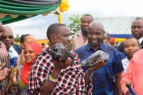 Nhặt được 3 cục đá đen sì, người đàn ông bỗng thành tỷ phú 