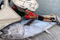 Đi câu, bất ngờ tóm được... cá khủng 300kg giá trăm triệu