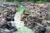 Con suối ở Gia Lai bỗng nổi như cồn vì hình dáng kỳ lạ