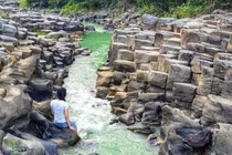 Con suối ở Gia Lai bỗng nổi như cồn vì hình dáng kỳ lạ