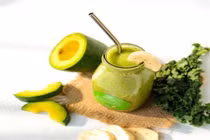 Uống nước sinh tố trái cây để giúp da luôn ẩm vào mùa khô