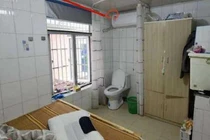 Thấy ánh sáng lạ trong điều hòa, cô gái sốc thứ bên trong