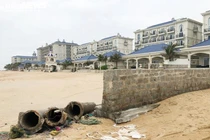 Lan Rừng Resort lấn biển, xây tường ngăn bãi tắm: Cán bộ huyện nói gì?