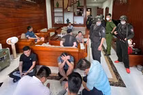 Phá đường dây đánh bạc 14.000 tỷ, tạm giữ 2 xế sang Mercedes Maybach