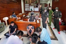 Phá đường dây đánh bạc 14.000 tỷ, tạm giữ 2 xế sang Mercedes Maybach