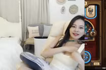 Nữ game thủ gây sốc nặng khi cởi áo ngực ngay trên livestream