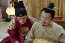 Tại sao Hoàng đế luôn đặt một thanh gỗ ở đầu giường? 