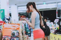 Gu mặc gợi cảm ở nơi công cộng của nhiều bạn trẻ gây tranh cãi