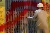 Cảnh sát mật phục 3 ngày để bắt nhóm tạt sơn vào quán ăn ở TPHCM