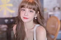 Nữ streamer được fan tặng trăm triệu vì rung lắc cơ thể khi động đất 