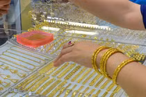 Giá vàng hôm nay 15-9: Tăng mạnh, USD bị bán tháo