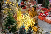 Phố Hàng Mã rực rỡ màu sắc mùa Giáng Sinh