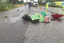 Vụ 2 người bị sét đánh tử vong tại Hà Nội: Cháy xém mũ bảo hiểm