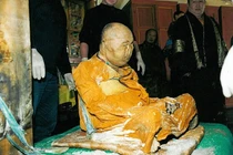 Huyền bí xác ướp thiền sư gần trăm tuổi bất ngờ “hồi sinh“? 