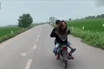 Video: Thanh niên chạy xe máy bốc đầu, cô gái ngồi sau xe còn sốc hơn