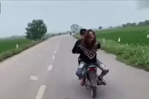 Video: Thanh niên chạy xe máy bốc đầu, cô gái ngồi sau xe còn sốc hơn