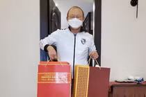 HLV Park Hang-seo nhận quà chúc Tết từ Thủ tướng Nguyễn Xuân Phúc