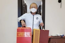 HLV Park Hang-seo nhận quà chúc Tết từ Thủ tướng Nguyễn Xuân Phúc