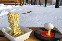 Nhiệt độ nước Nga xuống sâu, mỳ và trứng còn... hoá đá