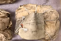 Mở gói báo cũ vứt cả thập kỷ, sững người thấy “báu vật” khủng 