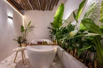 Khu vườn resort, phòng tắm 'nghìn sao' giữa lưng chừng trời ở TP.HCM