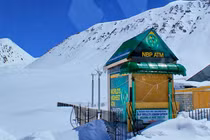 Kinh ngạc về hồ bơi sâu tới 45m hay cây ATM ở nơi... khó ai đến