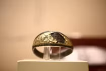 Cày ruộng đào được vàng, sốc lần 2 khi biết là báu vật 