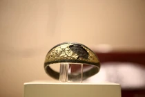 Cày ruộng đào được vàng, sốc lần 2 khi biết là báu vật 