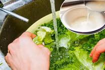 3 kiểu rửa rau bạn nên biết kẻo rau ngấm thuốc trừ sâu