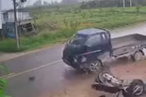 Xe tải vào cua tốc độ cao, mất lái tông trực diện xe máy