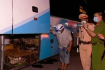 Vụ tài xế xe khách nhốt CSGT: Ôtô chở hơn 100 con chó, mèo đã chết