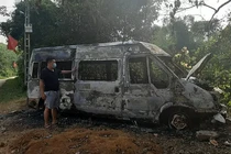 Xe ôtô 16 chỗ bốc cháy bất thường trong đêm, nghi bị phóng hỏa