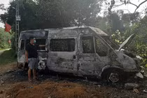 Xe ôtô 16 chỗ bốc cháy bất thường trong đêm, nghi bị phóng hỏa