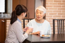 Đi làm về muộn, nàng dâu mắt đỏ hoe nhìn đĩa dưa muối trên bàn 