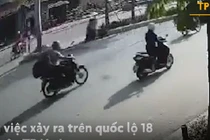 Video: Tông vào dải phân cách, tài xế xe máy tử vong