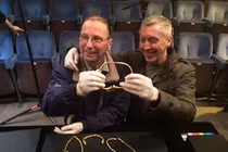 Chán câu cá quay ra dò kim loại, đụng trúng kho vàng ngàn tuổi 