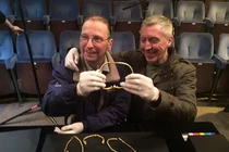 Chán câu cá quay ra dò kim loại, đụng trúng kho vàng ngàn tuổi 