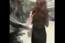 Video: Cướp túi xách của gái xinh, 2 thanh niên bị đánh no đòn