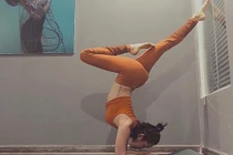 Mỹ nhân Việt đua nhau thực hiện tư thế yoga khó, khoe body nóng bỏng