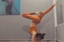 Mỹ nhân Việt đua nhau thực hiện tư thế yoga khó, khoe body nóng bỏng