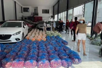 Giải cứu Hải Dương: Nữ giám đốc cả ngày bốc vác, ông chủ biến showroom ô tô thành vựa rau củ