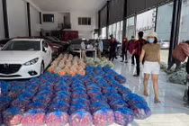 Giải cứu Hải Dương: Nữ giám đốc cả ngày bốc vác, ông chủ biến showroom ô tô thành vựa rau củ