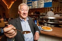 Cắn phải “hạt sạn” suýt rụng răng, ai ngờ vớ bẫm ngọc quý 