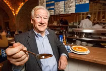 Cắn phải “hạt sạn” suýt rụng răng, ai ngờ vớ bẫm ngọc quý 